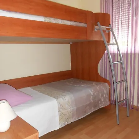 Okrug Gornji 13859a شقة تروغير